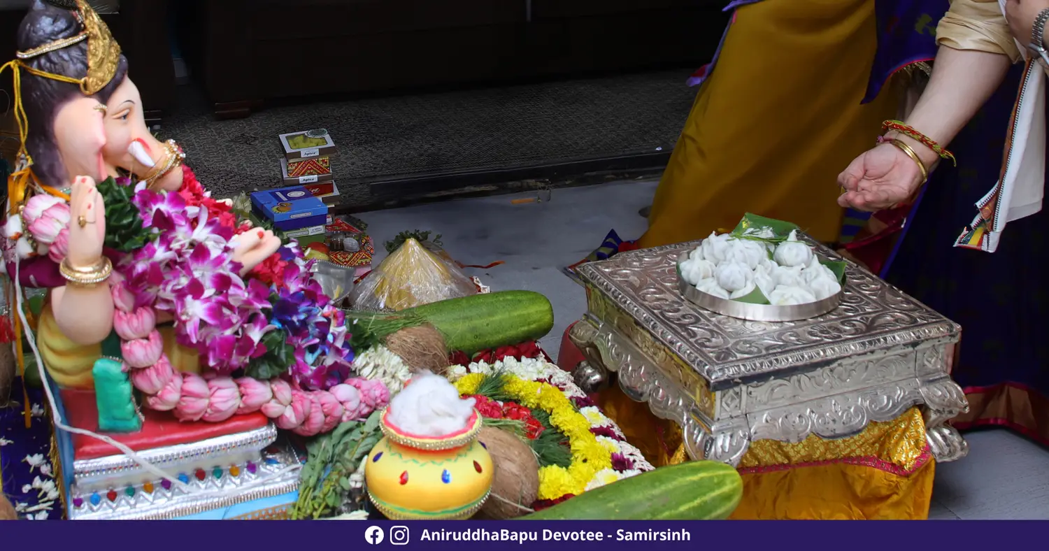 মোদক নৈবেদ্য সমর্পয়ামি। (আমি মোদকের নৈবেদ্য ভক্তিসহকারে অর্পণ করছি।)